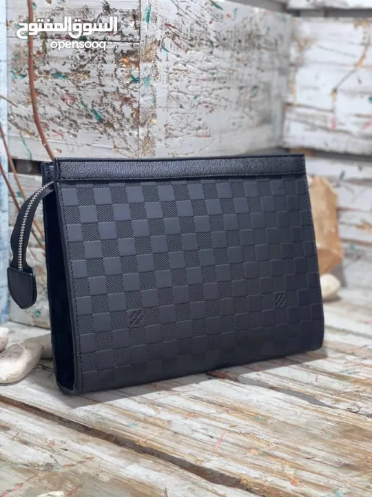 تشكيلة مميزة من الحقائب التي تجمع بين الفخامة والأناقة، بتفاصيل متقنة تعكس الذوق الرفيع.