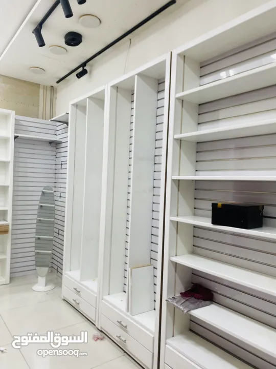 ديكور خشب محل كوزمتكس