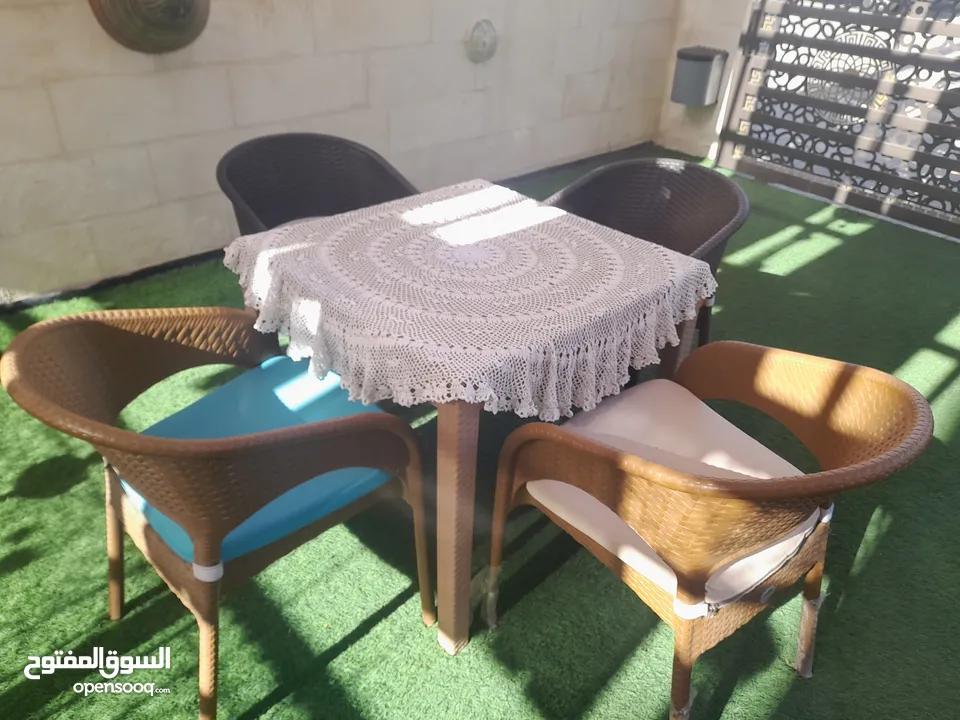 طاوله حديقه مع اربع كراسي نوع فاخر جدا وحجم عريض
