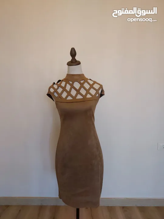 عدة فساتين جديدة و ماركات اسعارها من 10-12 دينار.