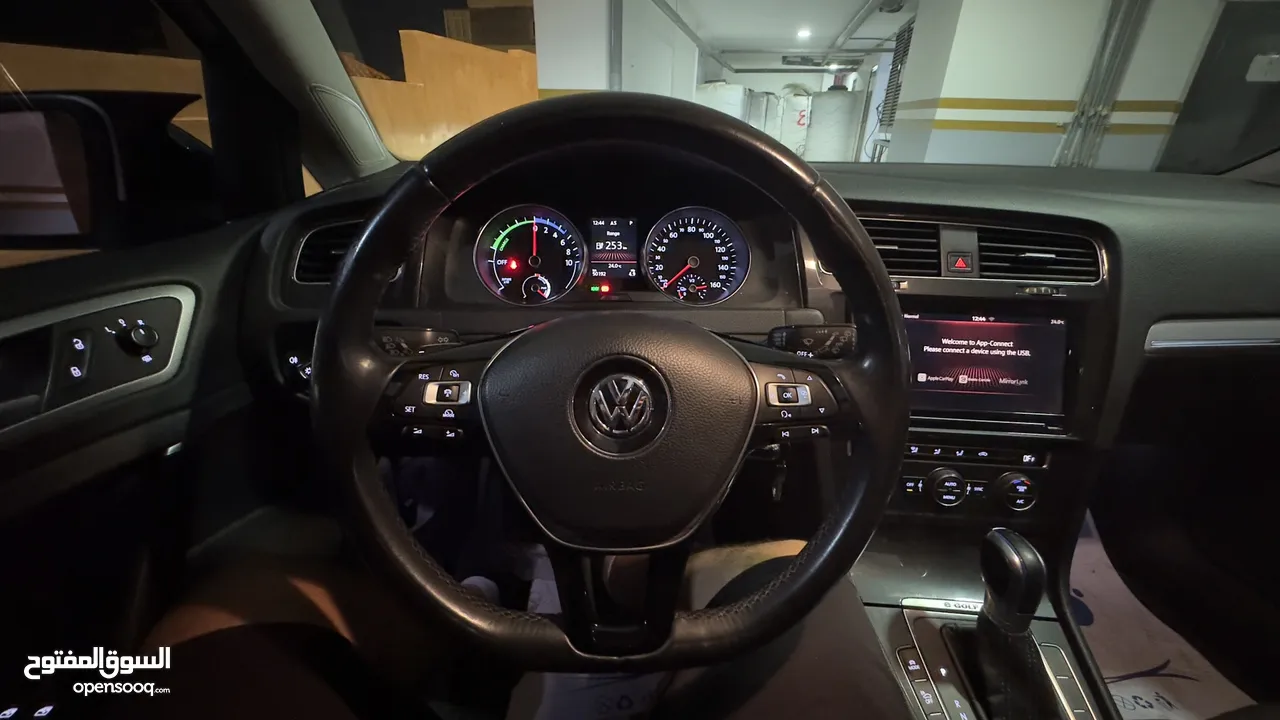 E GOLF 2019 50k km  اي جولف 2019 ممشى 50 الف كيلو فقط  السياره بحاله ممتازه و لا تحتاج شيئ