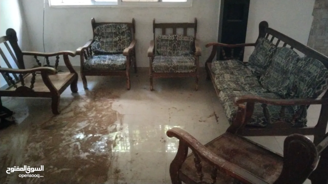 مورس للبيع مع طاولة وسط