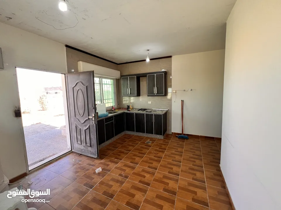 قطعة أرض وبيتين  ومزرعه جاهز للسكن