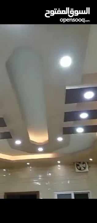 شقة للبيع مسطح 93 متر 3 غرف وحمام ومطبخ أمريكي وممر وبلكونه طابق ارضي فقط شقتين. لايوجد شقق أخرى مطل