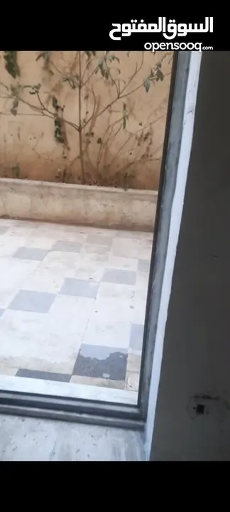 شقة أرضيه مع تسويه ببلاش بالأقصى قرب مستشفى حمزة