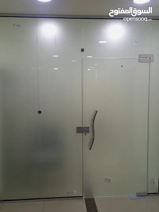 تركيب السيكوريت والشور بوكس وجميع أعمال الزجاج والألمنيوم بجودة عالية"