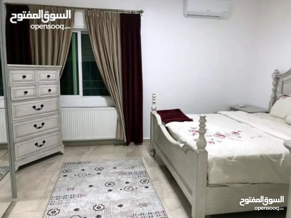 الجبيهة موازي شارع البلدية شقة مفروشة 170 متر مجددة بالكامل ديلوكس للإيجار منطقة هادئة جدا ومخدومة