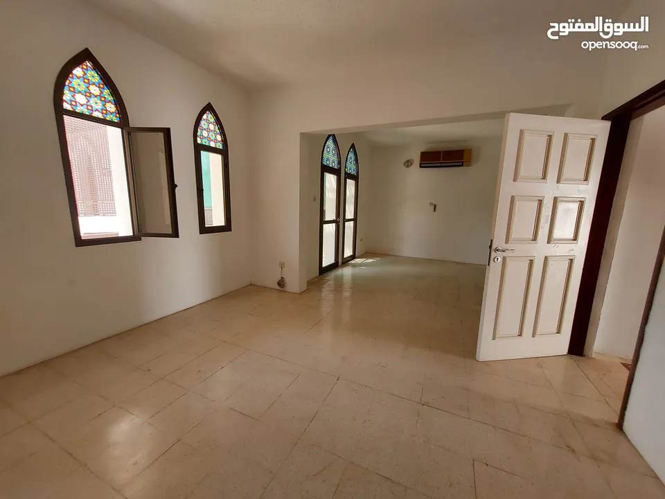 3 Bedrooms Villa for Rent in Shatti Al Qurum REF:844R