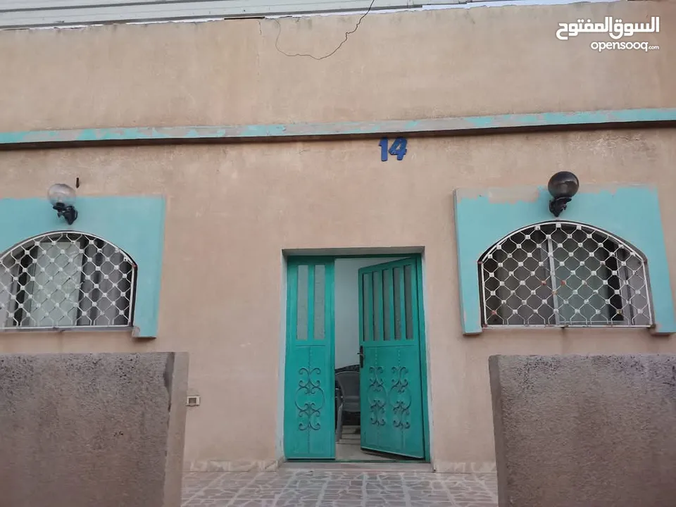 شقتين على قطعة الأرض 700متر مربع مساحة الواحدة 150 مكونه من أربع غرف وصاله و مطبخ نظام أمريكي رسبشن