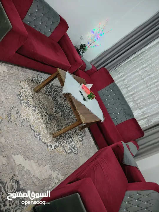 طقمين كنب جلوس بتصميم جديد وألوان جديدة وترندي مستعمل بحالة الجديد ممتاز ومريح للجلوس