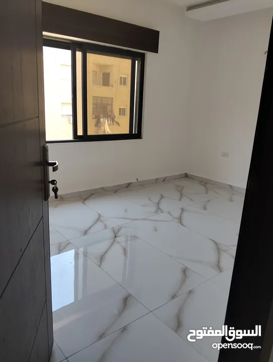 شقة سكنية الياسمين -عمارة القيسي - تبعد عن تاج مول دقيقتين - إيجار سنوي لعرسان جدد أو عائلة صغيرة -