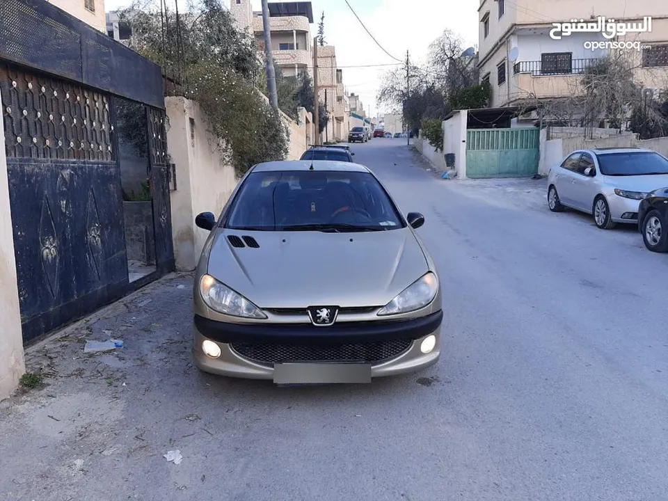بيجو 206 موديل 2010، لون ذهبي، للبيع بسعر مغري بداعي السفر