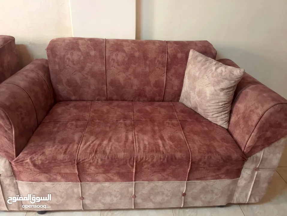 كنب مع طاولات وبرداي وسجادة