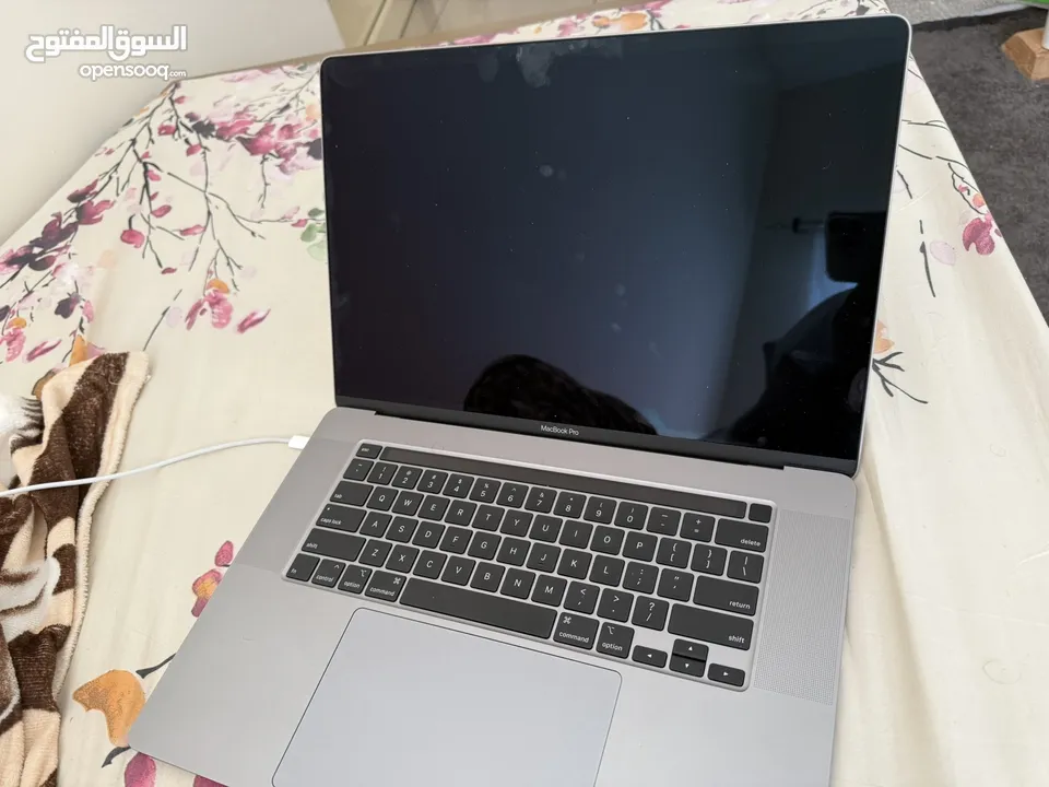 Apple MacBook i19