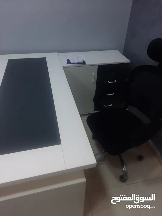 مكتب مدير مع جانبية ادراج وطاولة عرض مميز لفترة محدودة