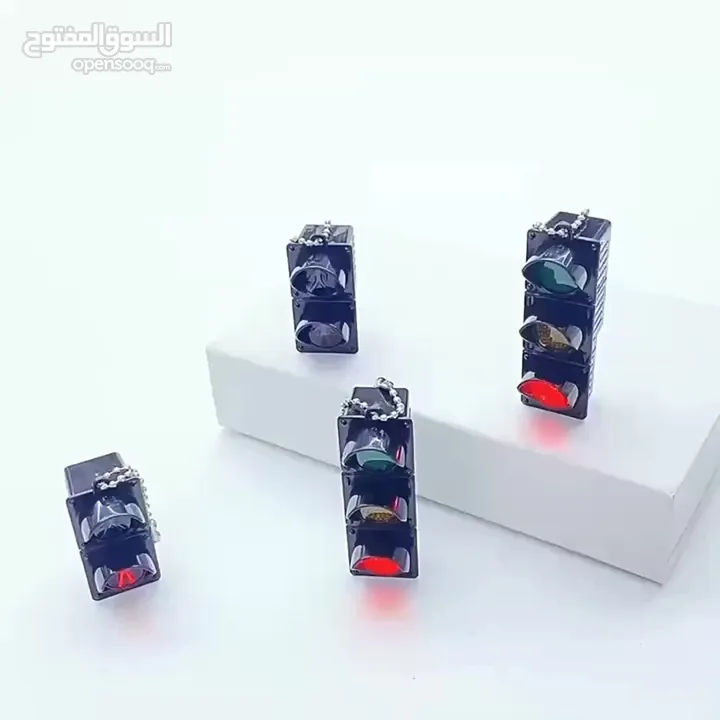 مداليه شكل اشارة مرور مضيئه   و تعليميه للاطفال  لتميز كل لون  من اشارلت المرور و اشارة المشاه   بشك