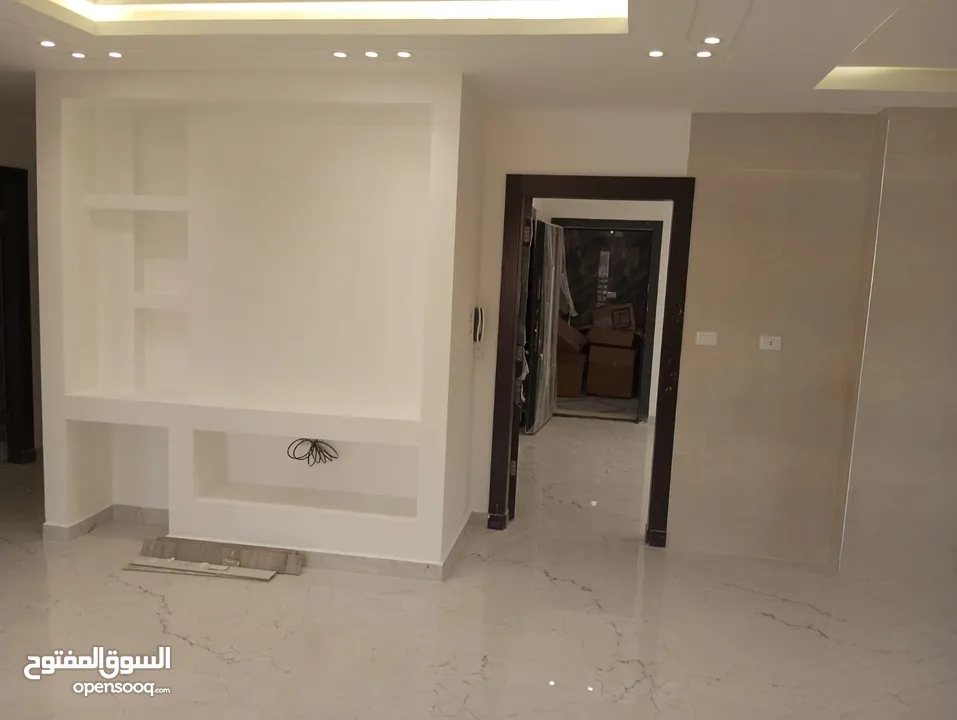 شقة ارضية معلقة مميزة على شارعين  بالبنيات  بتشطيب ومواصفات مميزه جدا عن باقي الشقق للبيع المستعجل