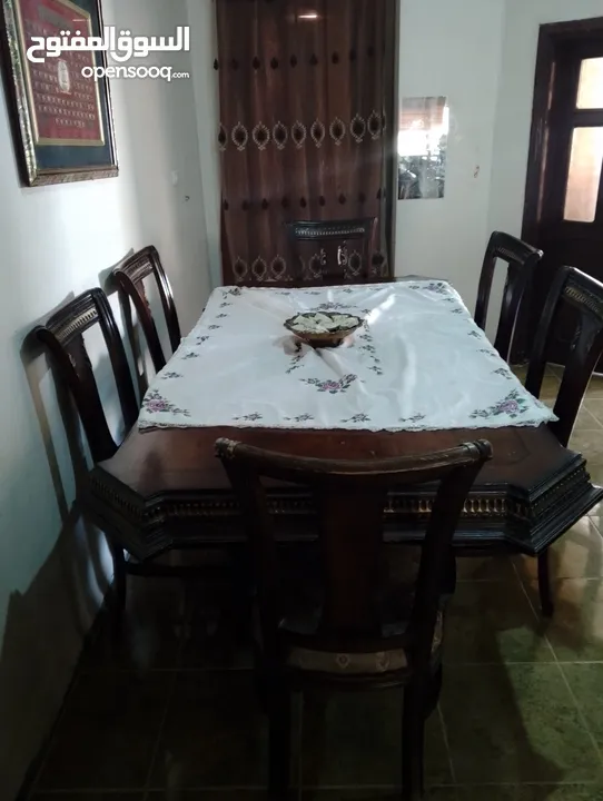 بوفيه مع طاولة سفرة