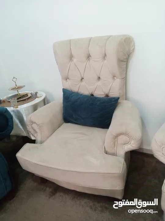 غرفة ضيوف و طاولت سفره
