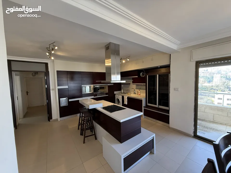 شقة مميزة طابق ثالث مع روف 3 غرف نوم 3 حمامات مفروشة للبيع