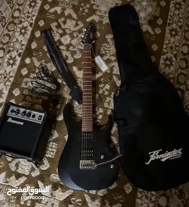 As new electric guitar جيتار كهربائي كالجديد