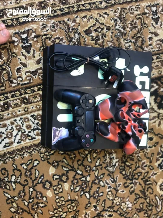 PS4بحالت الوكاله ممتاز معه ايد وحده ويد خربانه دينارين بتصلحها