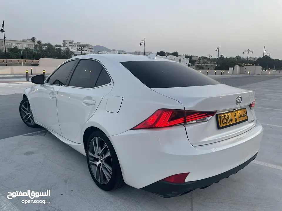 Lexus IS 300 2018 لكزس اي اس نظيفة جداً