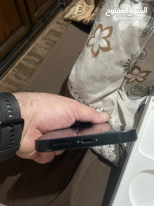 إيفون 14 بلس مع كرتونه شرق اوسط
