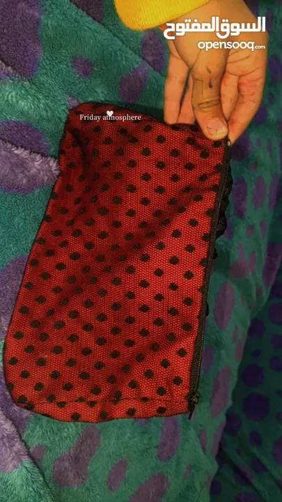 لونها اسود محفظه