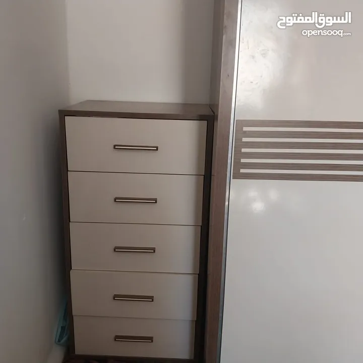 غرفة نوم بحاله جيده جدا
