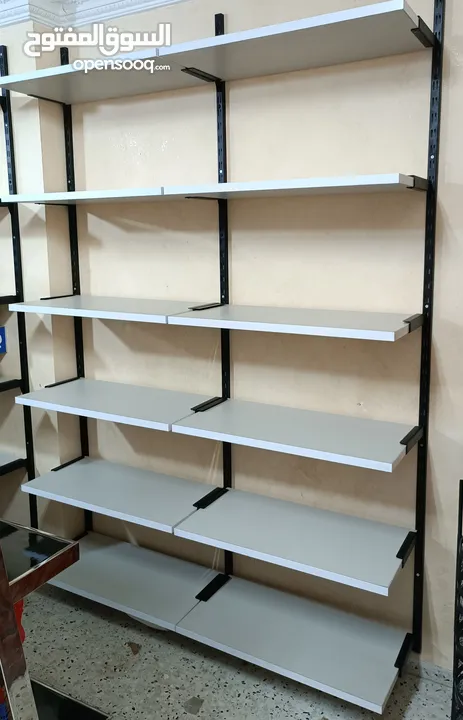 رفوف زجاج وخشب