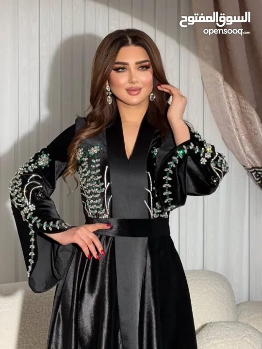 عباية ملكية مخمل أحمر  واسود