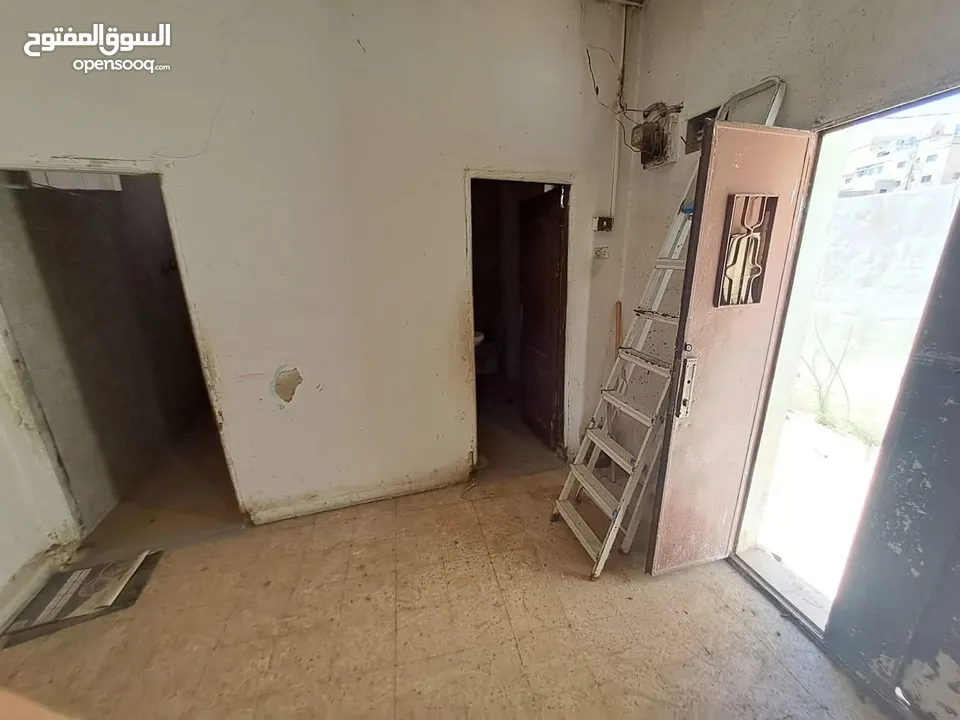 ارض ومنزل للبيع في ماركا نمره ثنين عن الشارع والسوق وفي دخله ع الارض من الخلف