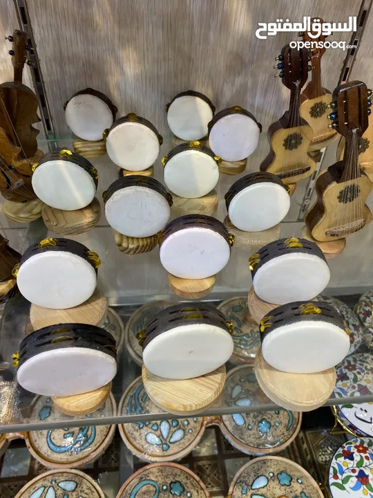 تحف على شكل الالات موسيقة