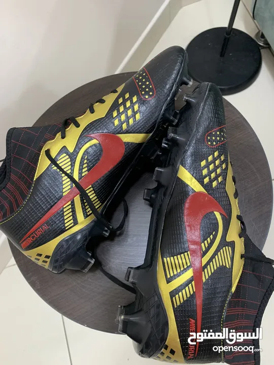 حذاء نايك اسود مطلي بالذهبي والاحمر مقاس 42