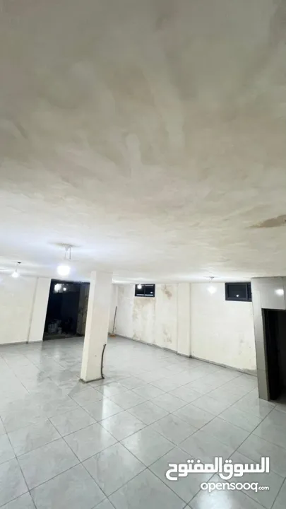 مخزن واسع للايجار مع رمبة بسعر مناسب