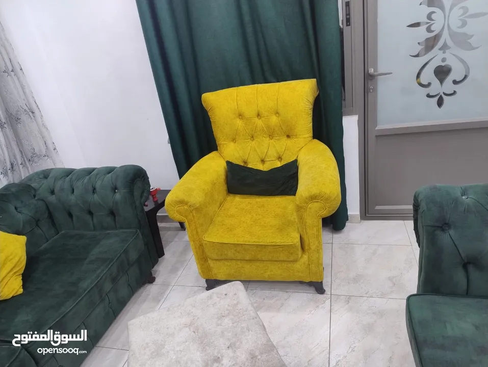 طقم كنب 7 مقاعد تفصيل ضغط 40 خشب لاتيه مستعمل استعمال بسيط وطقم كورنر للبيع