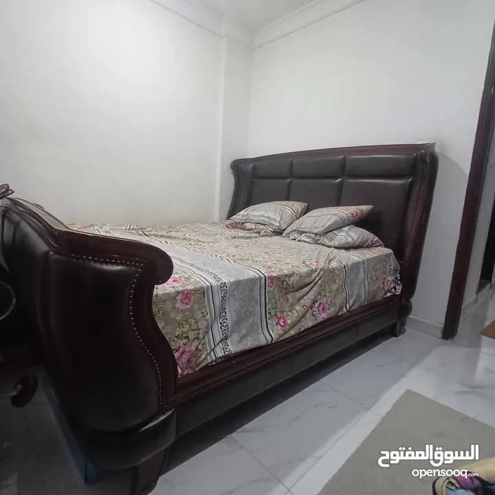 سرير خشب في جلد مع المرتبه Bed king size with matress