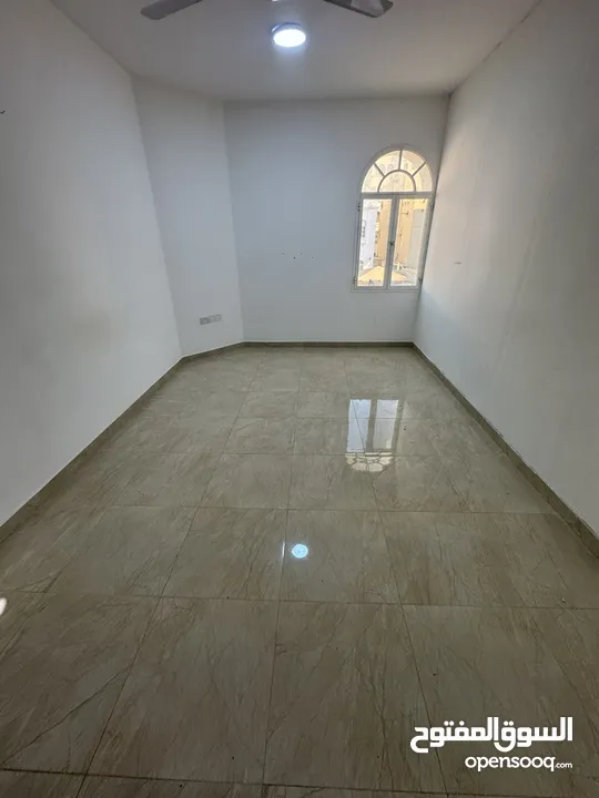 غرفه وصاله وحمام ومطبخ في الخوير بدون فرش قريب من الكليه التقنيه  1Bhk in al khuwair