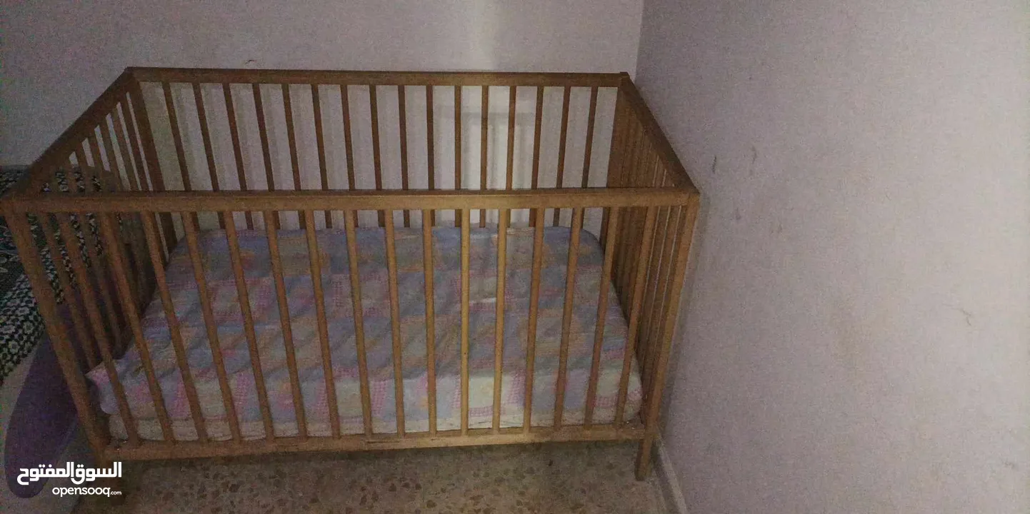سرير اطفال من آيكيا  شبه وكالة استعمال خفيف جدا ولا خدش فيه نظيف للبيع بسعر مناسب