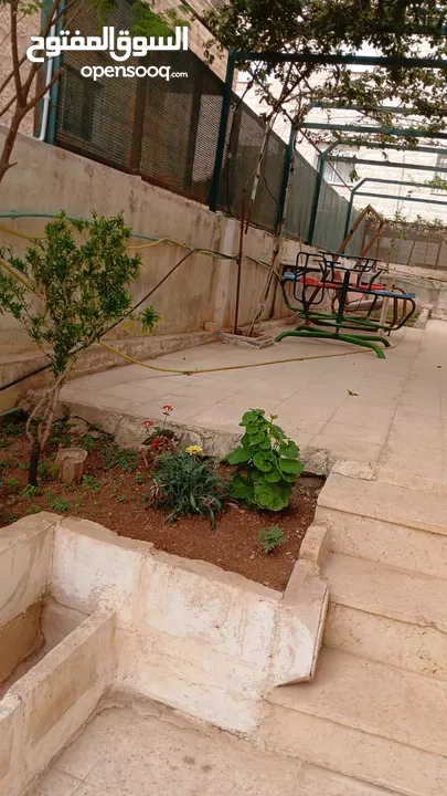 فيلا مميزة مع رووف   للاستثمار والايجار قريبة من شارع المطاعم وبالقرب من مدينة الجبيهة الترويحية