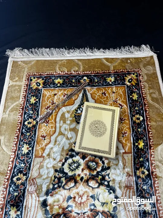 سجادات صلاة مع قران ومسبحة نفس اللون ماوفر الوان بيج وسكني ونهدي