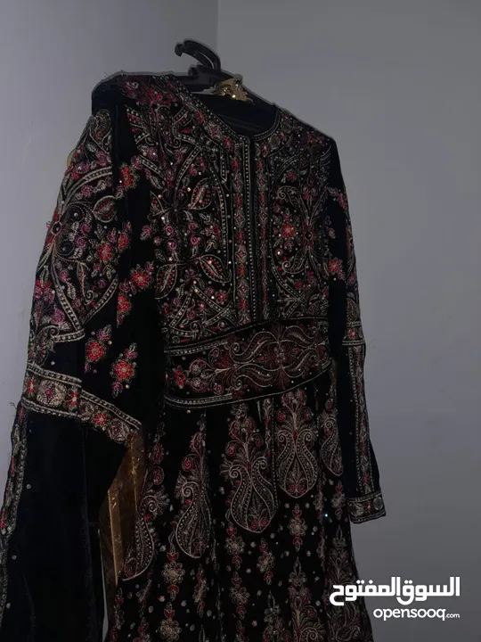 ثوب مخمل شك ستراس بحالة جديدة لبسه واحدة