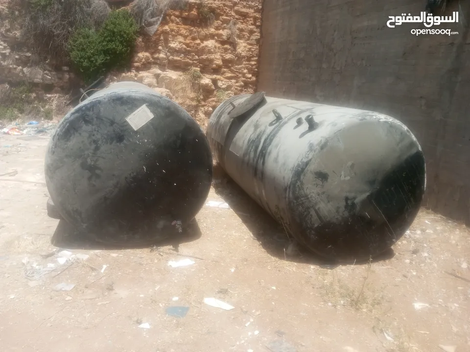 تنكات ديزل عدد 2 بحاله ممتازه