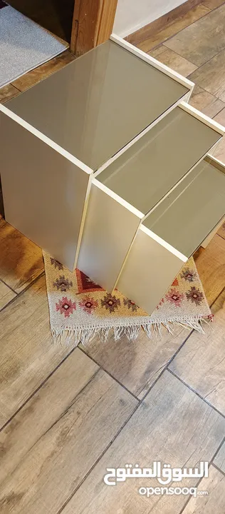 طاولة وسط ومعها طقم سيرفيس