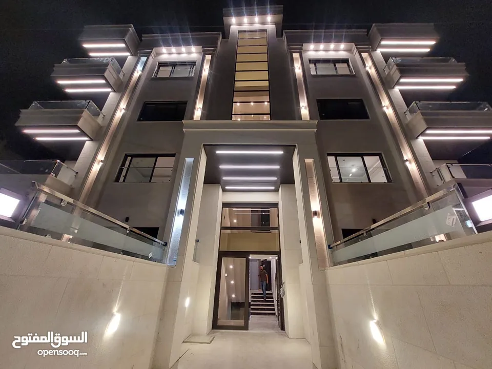 شقة فاخرة جديدة خلف الجامعة الاردنية 210م -  العمارة مرتفعة اطلالة جميلة