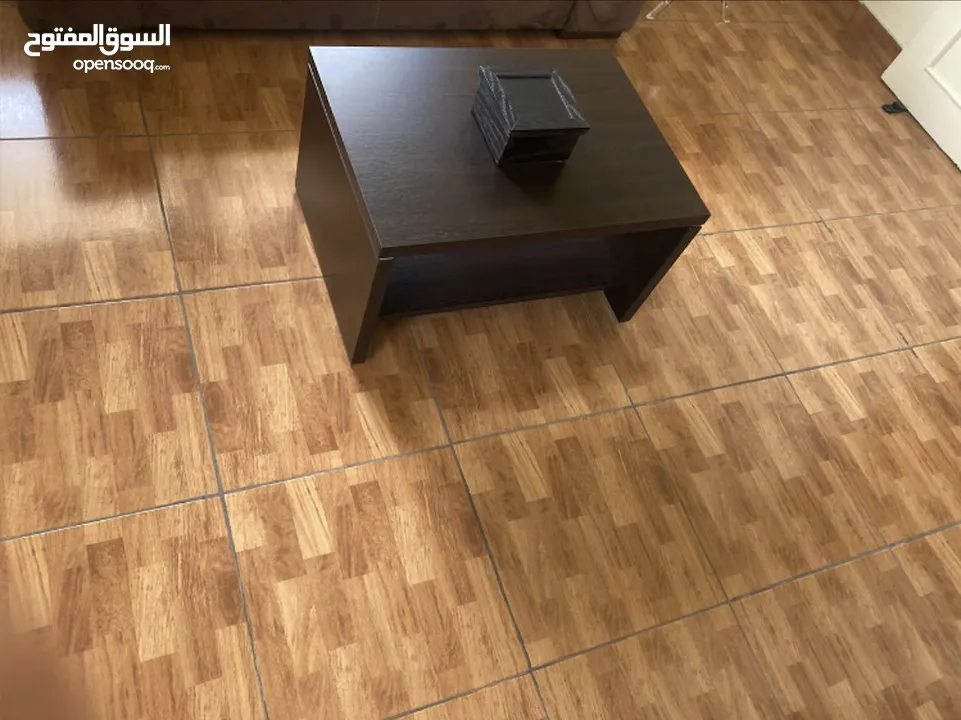 مكتب فاخر وطاولة اجتماعات وطقم غرفة نوم بحالة ممتازة للبيع