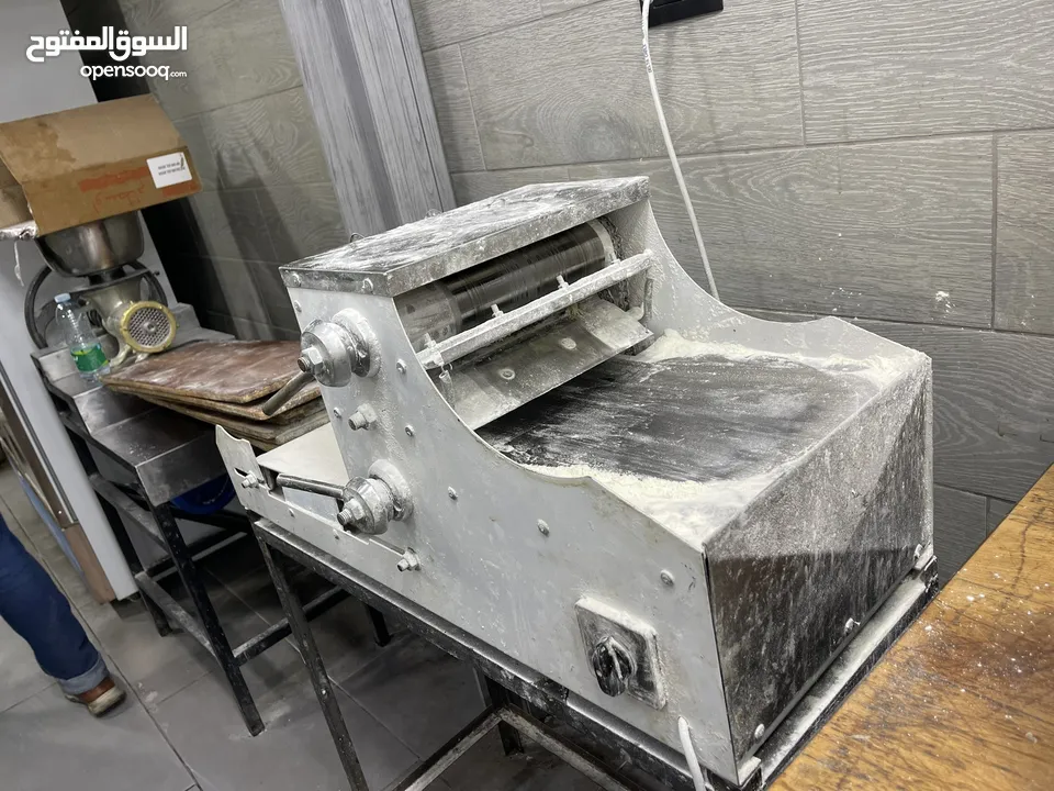 محل معجنات مع كامل عدته للبيع بخلو بداعي السفر