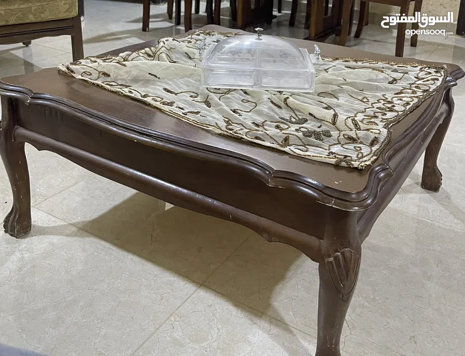 طقم كنبايات مع طقم طاولات