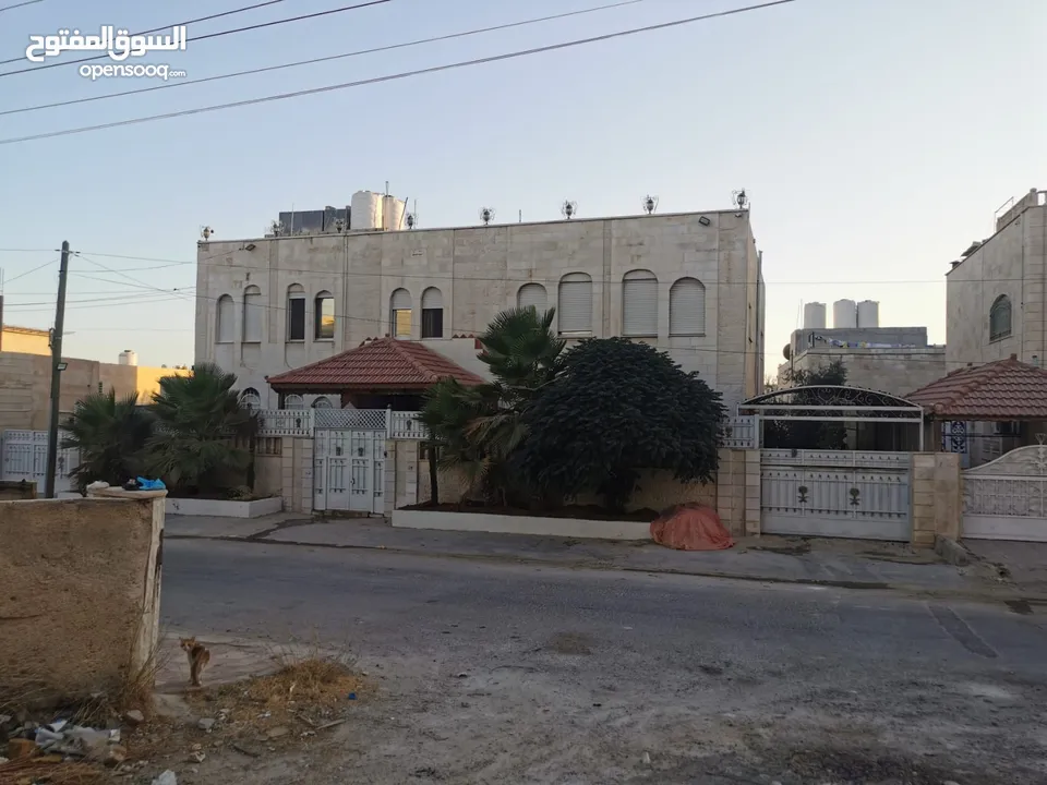 منزل مستقل مكون من طابقين ومدخلين منفصلين